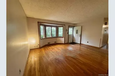 28 Euclid Avenue, Dix Hills, NY 11746 - Photo 4