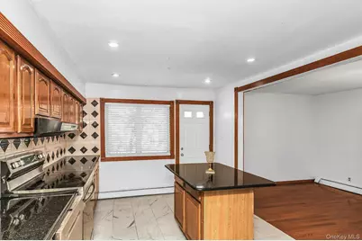 214 Park Avenue, New Hyde Park, NY 11040 - Photo 14
