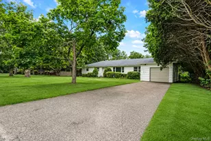 685 Village Ln, Mattituck, NY 11952 - Photo 2