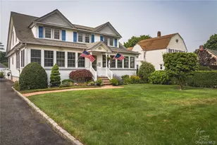 11 Hampton St, Sayville, NY 11782 - Photo 2