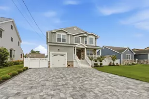 30 Berger Ave, Amityville, NY 11701 - Photo 2