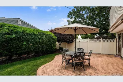 135 Southern Parkway, Plainview, NY 11803 - Photo 20