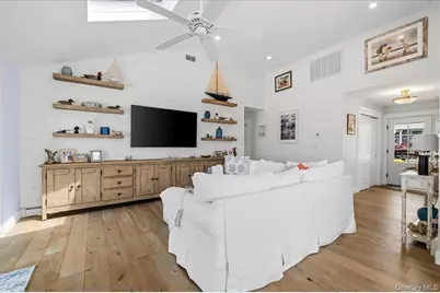 31 Shore Drive W, Copiague, NY 11726 - Photo 18