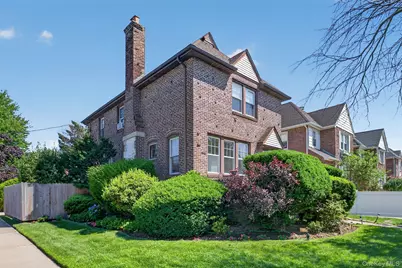 49 Bixley Heath, Lynbrook, NY 11563 - Photo 2