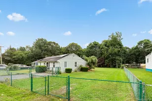 27 Philip St, Riverhead, NY 11901 - Photo 2