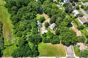 39 Seaman Neck Rd, Dix Hills, NY 11746 - Photo 2