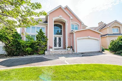 37 Crescent Cove Circle, Seaford, NY 11783 - Photo 2