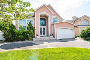 37 Crescent Cove Cir, Seaford, NY 11783 - Photo 2