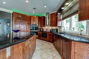 37 Crescent Cove Cir, Seaford, NY 11783 - Photo 10