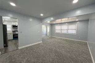 21 Cochran Pl, Valley Stream, NY 11581 - Photo 2