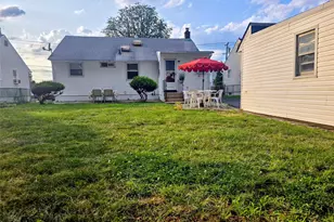 107 Nevada St, Hicksville, NY 11801 - Photo 18