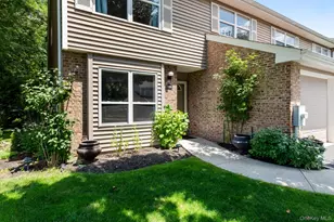 300 Pond View Ln, Smithtown, NY 11787 - Photo 2