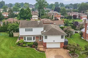 34 Duke Dr, Manhasset Hills, NY 11040 - Photo 2