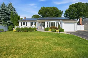 101 Gainsborough Rd, Holbrook, NY 11741 - Photo 2