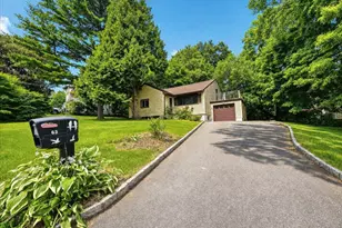 63 Waterbury Pkwy, Cortlandt Manor, NY 10567 - Photo 2