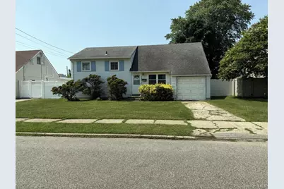 1020 N Niagara Avenue, Lindenhurst, NY 11757 - Photo 1