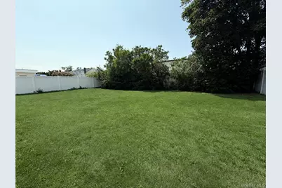 1020 N Niagara Avenue, Lindenhurst, NY 11757 - Photo 20