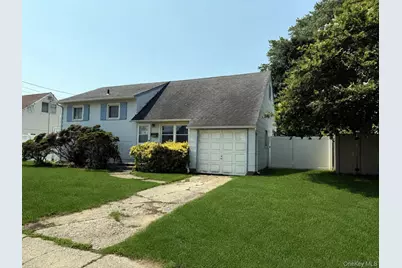 1020 N Niagara Avenue, Lindenhurst, NY 11757 - Photo 2