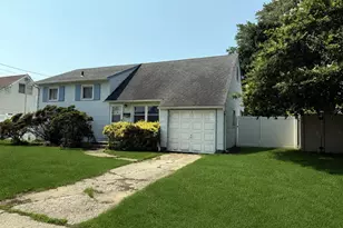 1020 N Niagara Ave, Lindenhurst, NY 11757 - Photo 2