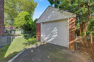 1602 Imperial Ave, New Hyde Park, NY 11040 - Photo 32