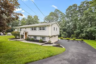 5 Newport Ct, Suffern, NY 10901 - Photo 2