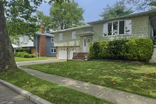 4 Broadfield Pl, Glen Cove, NY 11542 - Photo 2
