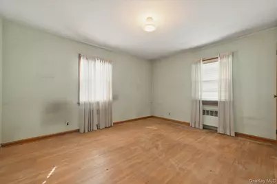 27 Plymouth Avenue, Mineola, NY 11501 - Photo 8
