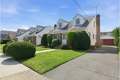 27 Plymouth Avenue, Mineola, NY 11501 - Photo 2