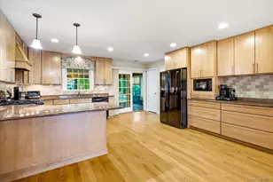 948 Cathedral Ave, Franklin Square, NY 11010 - Photo 14