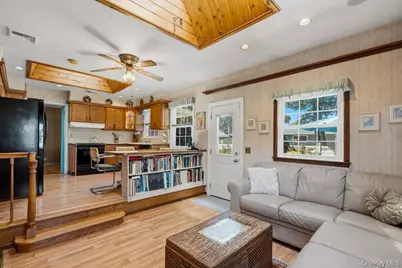 1621 Madison Avenue, West Islip, NY 11795 - Photo 14