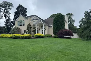 2 Hamilton Pl, Lake Grove, NY 11755 - Photo 2