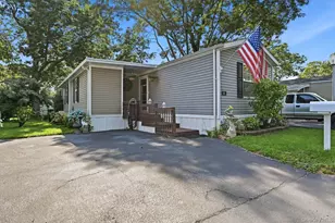 37 Hubbard Ave, Riverhead, NY 11901 - Photo 2