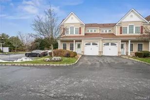 22 Meadow Ct, Oakdale, NY 11769 - Photo 2