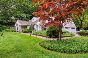 19 Eckernkamp Dr, Smithtown, NY 11787 - Photo 4