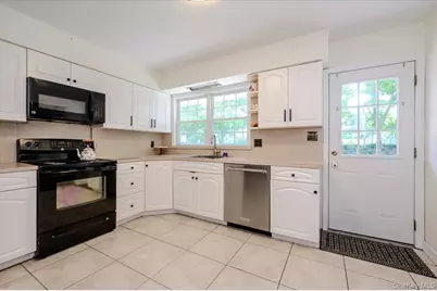 22 Manitton Court, Islip, NY 11751 - Photo 8