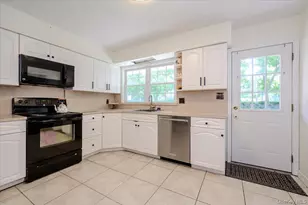 22 Manitton Ct, Islip, NY 11751 - Photo 8