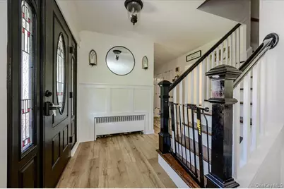 22 Manitton Court, Islip, NY 11751 - Photo 2