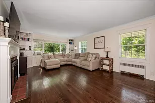 22 Manitton Ct, Islip, NY 11751 - Photo 4