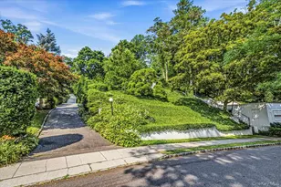 18 Crescent Rd, Great Neck, NY 11021 - Photo 20