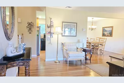 27 Humphrey Drive, Syosset, NY 11791 - Photo 4