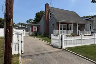300 Beachview St, Copiague, NY 11726 - Photo 2