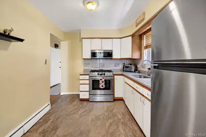 279 Throggs Neck Boulevard, Bronx, NY 10465 - Photo 8