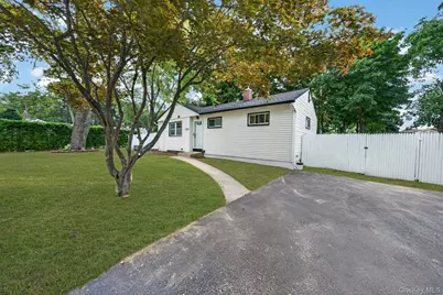 2602 Knickerbocker Avenue, Medford, NY 11763 - Photo 2