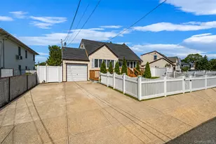 93 Deauville Blvd, Copiague, NY 11726 - Photo 2