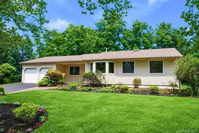 15 Dix Circle, Dix Hills, NY 11746 - Photo 2