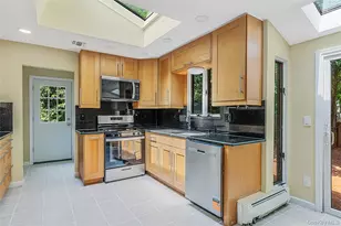 15 Dix Cir, Dix Hills, NY 11746 - Photo 16