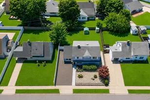 40 Blueberry Ln, Hicksville, NY 11801 - Photo 2