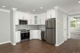 30 Bay Point Ct, West Babylon, NY 11704 - Photo 2