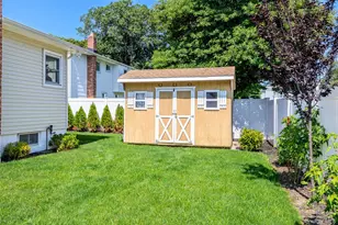 241 Houston St, Lindenhurst, NY 11757 - Photo 32