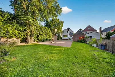 46-19 Iris Lane, Great Neck, NY 11020 - Photo 32